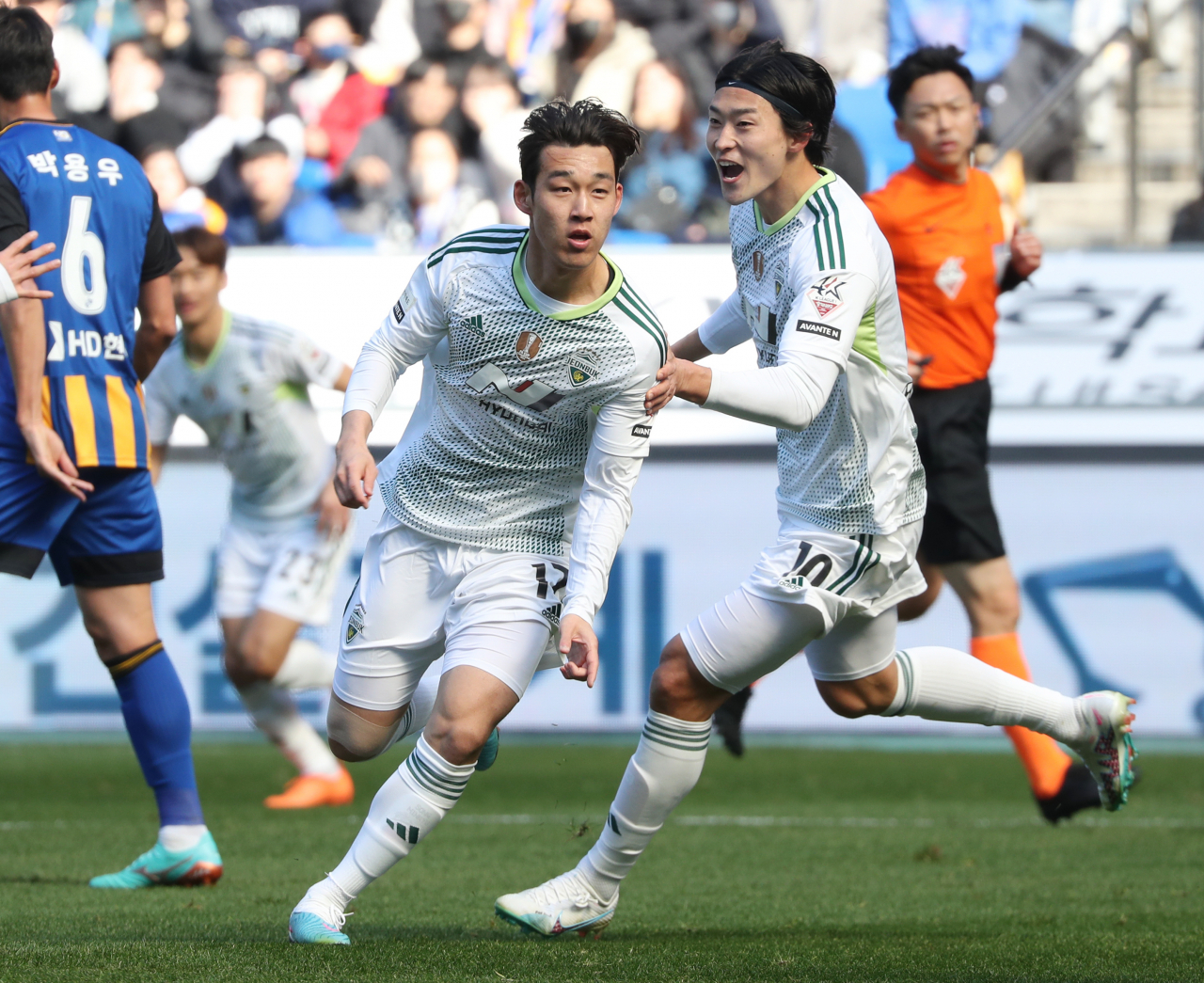 25일 울산 문수축구경기장에서 열린 프로축구 하나원큐 K리그1 울산 현대와 전북 현대의 경기에서 전북 송민규가 선제골을 넣고 환호하고 있다. 연합뉴스