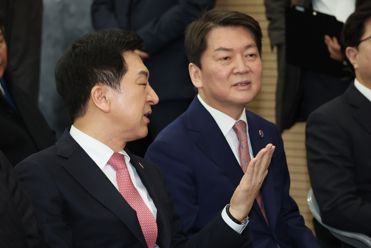 국민의힘 김기현 당대표 후보와 안철수 당대표 후보가 24일 서울 동작구 김영삼도서관에서 열린 문민정부 출범 30주년 기념식에 참석해 대화하고 있다. [연합뉴스]