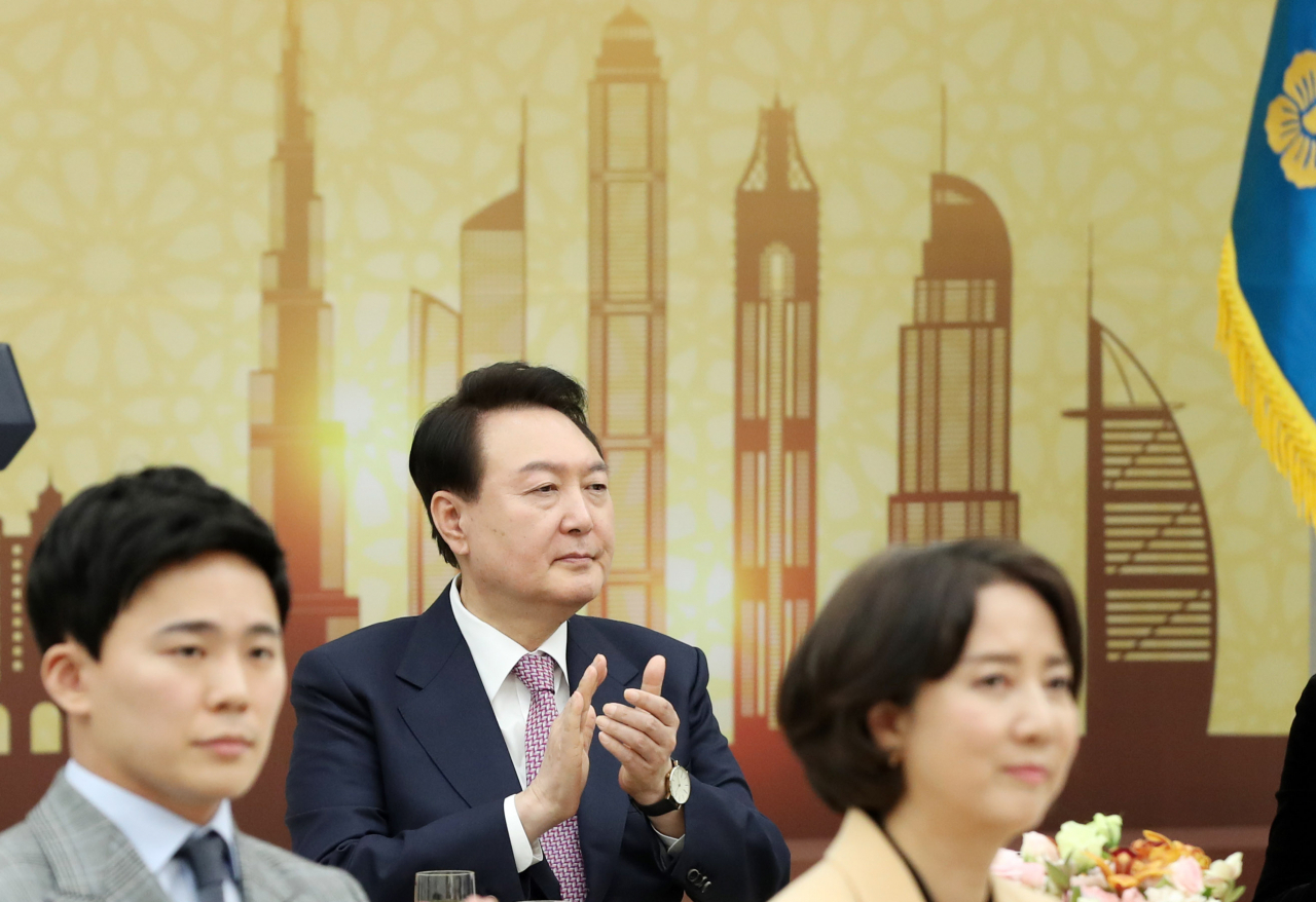 윤석열 대통령이 24일 서울 용산 대통령실 청사에서 열린 'UAE 순방 성과 중소기업인과의 대화'에서 영상을 시청하고 있다. 이날 윤 대통령은 지난 1월 UAE 순방에 경제사절단으로 참여한 중소·벤처·스타트업 등 기업인 40여 명을 초청해 오찬을 함께하며 격려했다. [연합]