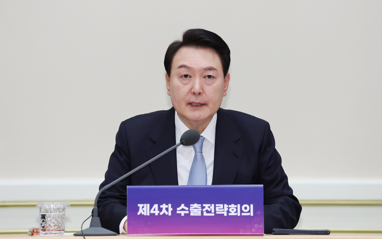 윤석열 대통령이 23일 청와대 영빈관에서 제4차 수출전략회의를 주재하고 있다. [연합]