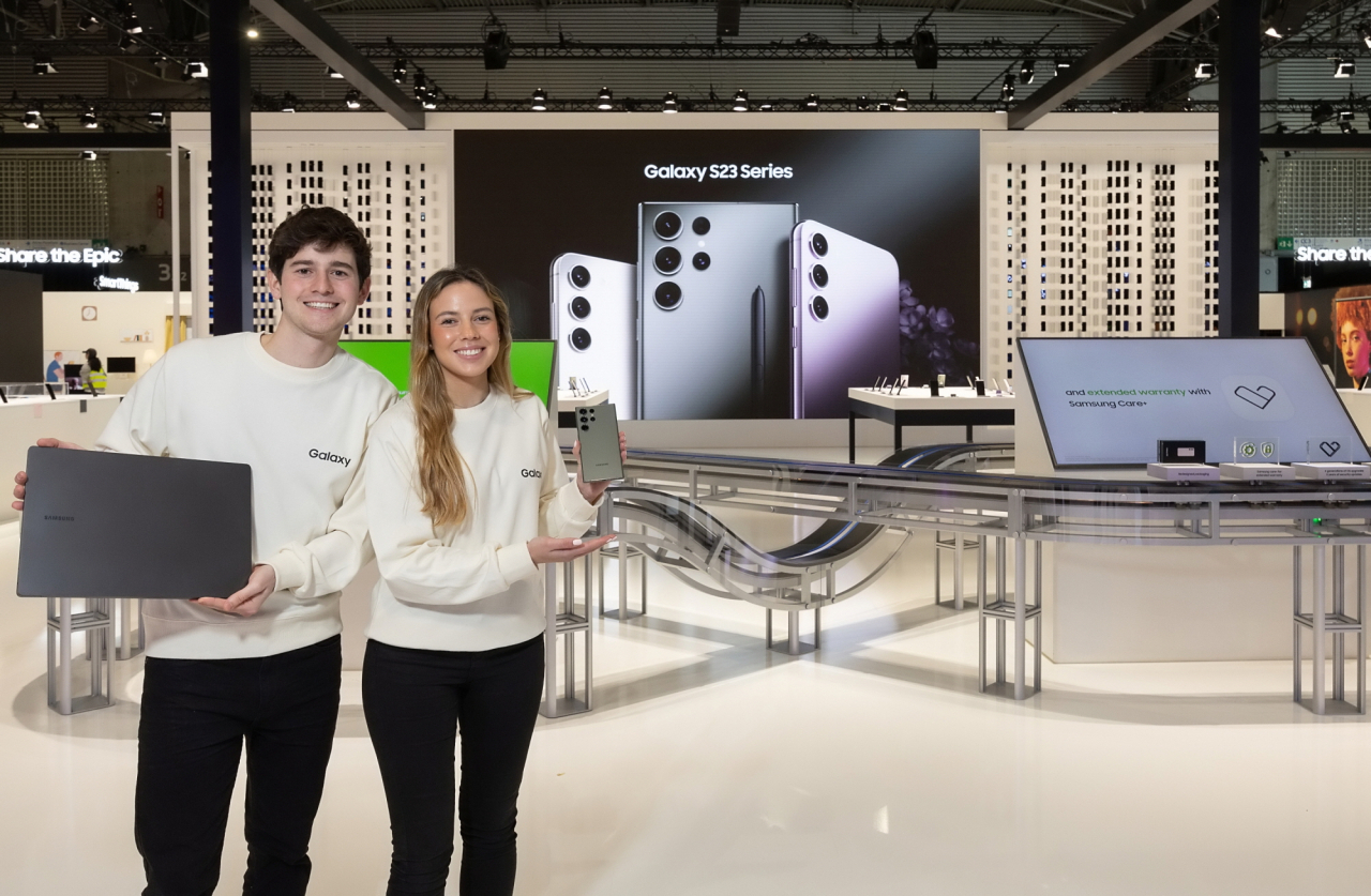 삼성전자는 MWC 2023 제3전시관 중앙에 1745m&sup2;(528평) 크기의 대규모 부스를 마련했다. 사진은 삼성전자 모델들이 전시 부스를 소개하는 모습. [삼성전자 제공]