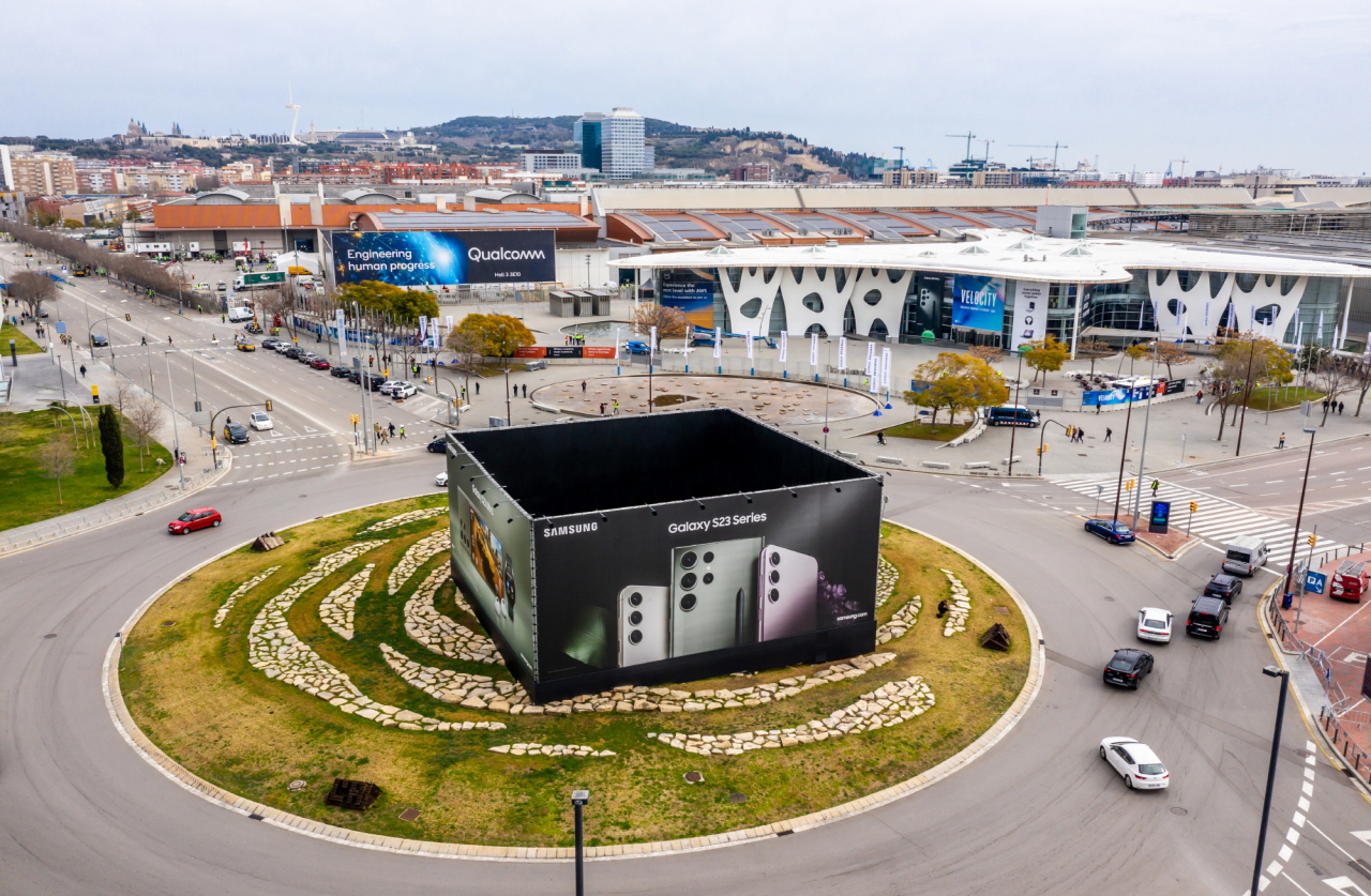 삼성전자는 스페인 바르셀로나에서 열리는 MWC 2023 행사장 입구에 '갤럭시 S23 시리즈'와 '갤럭시 북3 시리즈' 등 최신 모바일 제품의 대형 옥외광고를 선보였다. 가로 20m, 세로 9m 규모다. [삼성전자 제공]