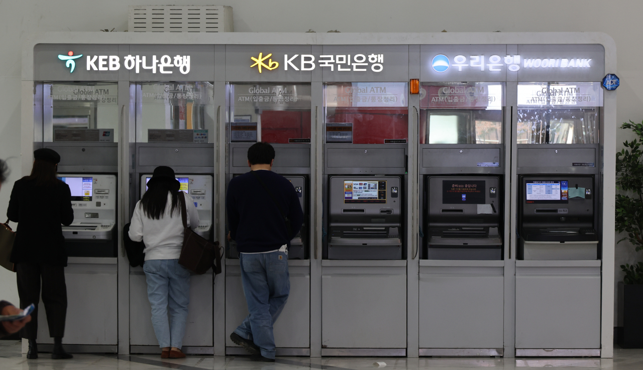 서울 시내 은행들의 현금인출기 모습. [연합]