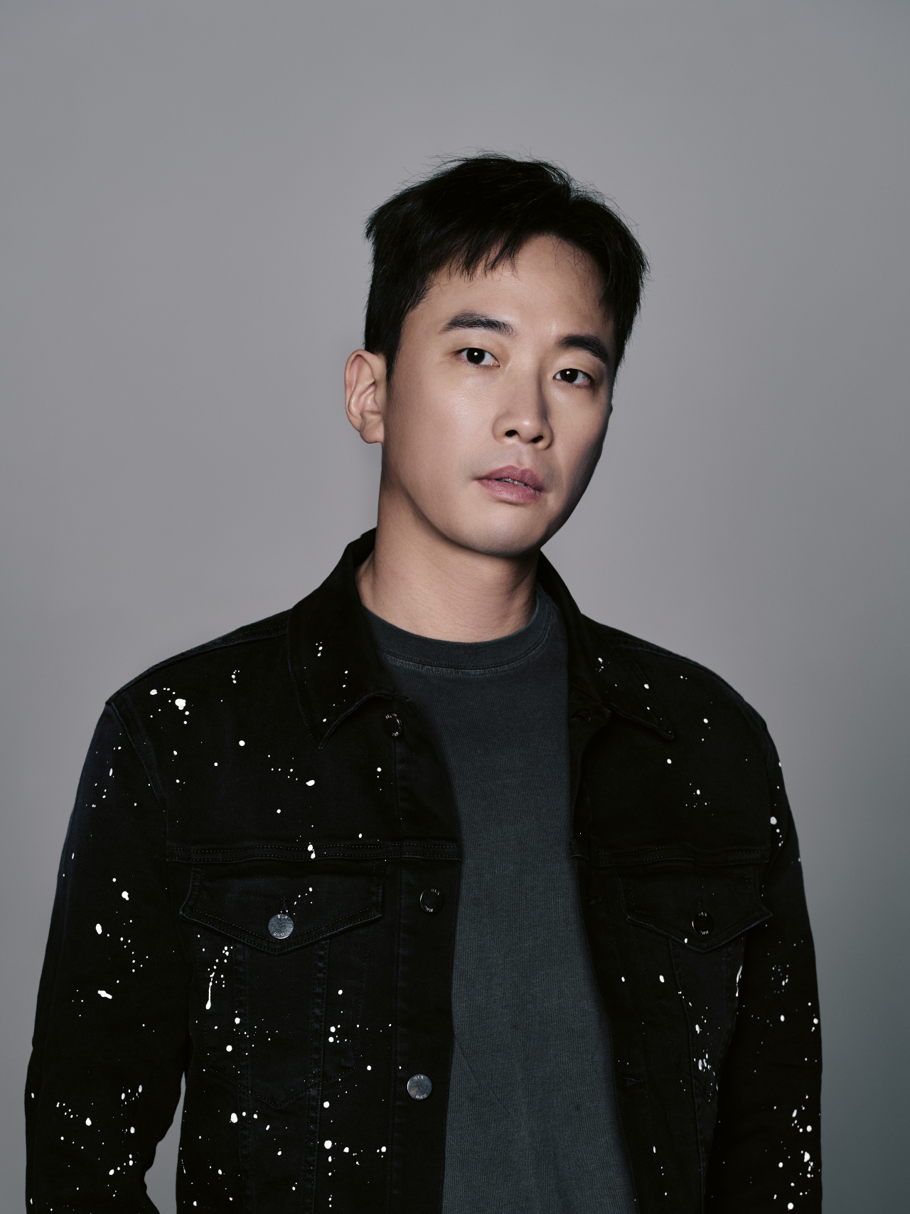 정재일을 규정하는 틀이 없기에 세계적인 거장들도 그와 함께 하고 싶다는 러브콜을 보낸다. 서울시향 차기 음악감독으로 임명된 야프 판 즈베던 현 뉴욕필하모닉 음악감독 역시 정재일에게 위촉곡을 제안하고 싶다고 공개적으로 밝히기도 했다. [유니버설뮤직 제공]