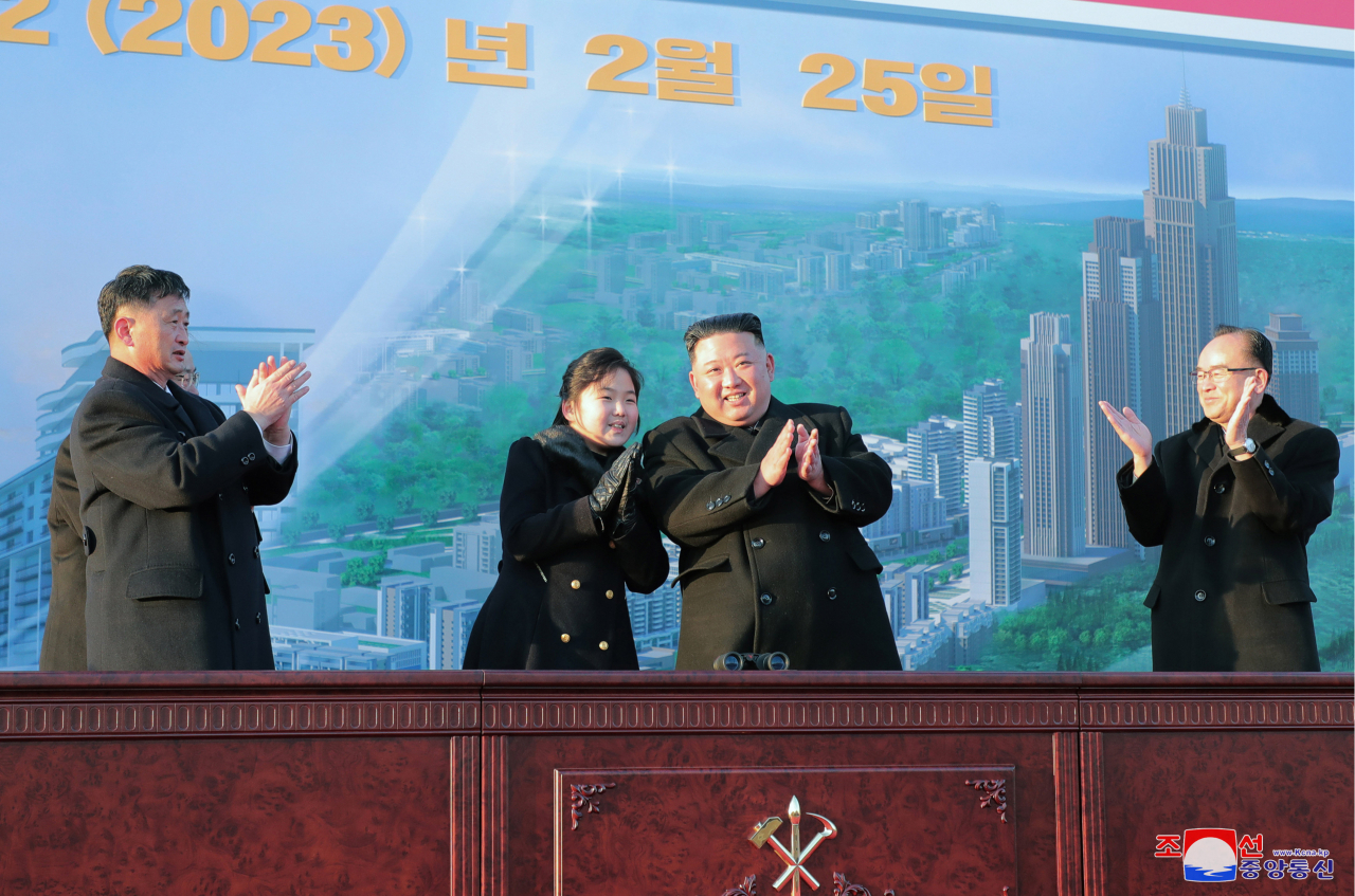 김정은 북한 국무위원장은 25일 딸 주애와 함께 평양 서포지구 새거리건설 착공식에 참석했다고 조선중앙통신이 26일 보도했다. [국내에서만 사용가능. 재배포 금지. For Use Only in the Republic of Korea. No Redistribution] 연합뉴스