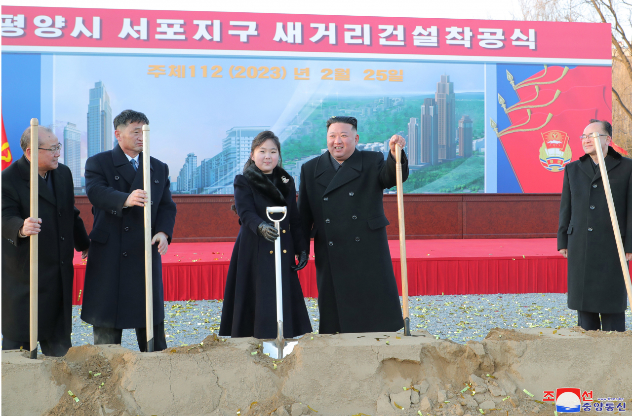 김정은 북한 국무위원장은 25일 딸 주애와 함께 평양 서포지구 새거리건설 착공식에 참석했다고 조선중앙통신이 26일 보도했다. [국내에서만 사용가능. 재배포 금지. For Use Only in the Republic of Korea. No Redistribution] 연합뉴스