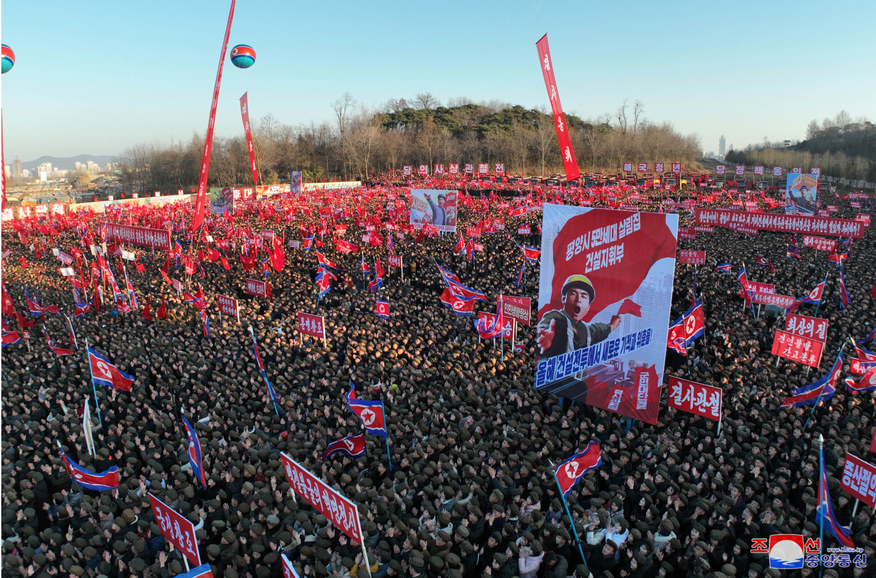 김정은 북한 국무위원장은 25일 딸 주애와 함께 평양 서포지구 새거리건설 착공식에 참석했다고 조선중앙통신이 26일 보도했다. 사진은 착공식에 참석한 건설자들의 모습. [국내에서만 사용가능. 재배포 금지. For Use Only in the Republic of Korea. No Redistribution] 연합뉴스