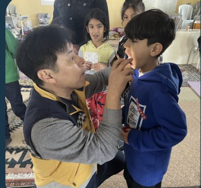 긴급구호단이 지진피해 현장에서 부상당한 환자들을 진료하고 있다.