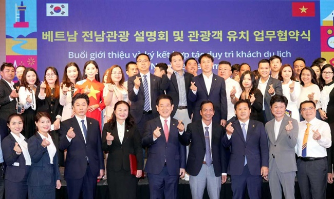 베트남을 방문 중인 김영록 전라남도지사가 무사증 입국제도 시행을 앞둔 25일(현지시간) 나트랑 쉐라톤 호텔에서 전남 관광설명회를 열고 기념사진을 촬영하고 있다. [전남도 제공]