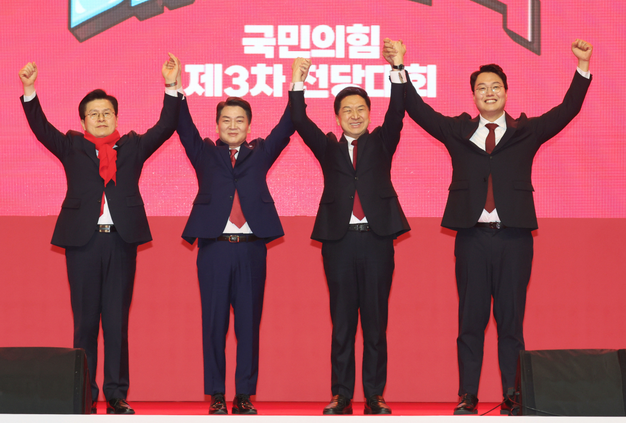국민의힘의 황교안·안철수·김기현·천하람(왼쪽부터) 당대표 후보가 23일 오후 강원 홍천군 홍천종합체육관에서 열린 제3차 전당대회 강원 합동연설회에서 손을 맞잡고 인사하고 있다. [연합]