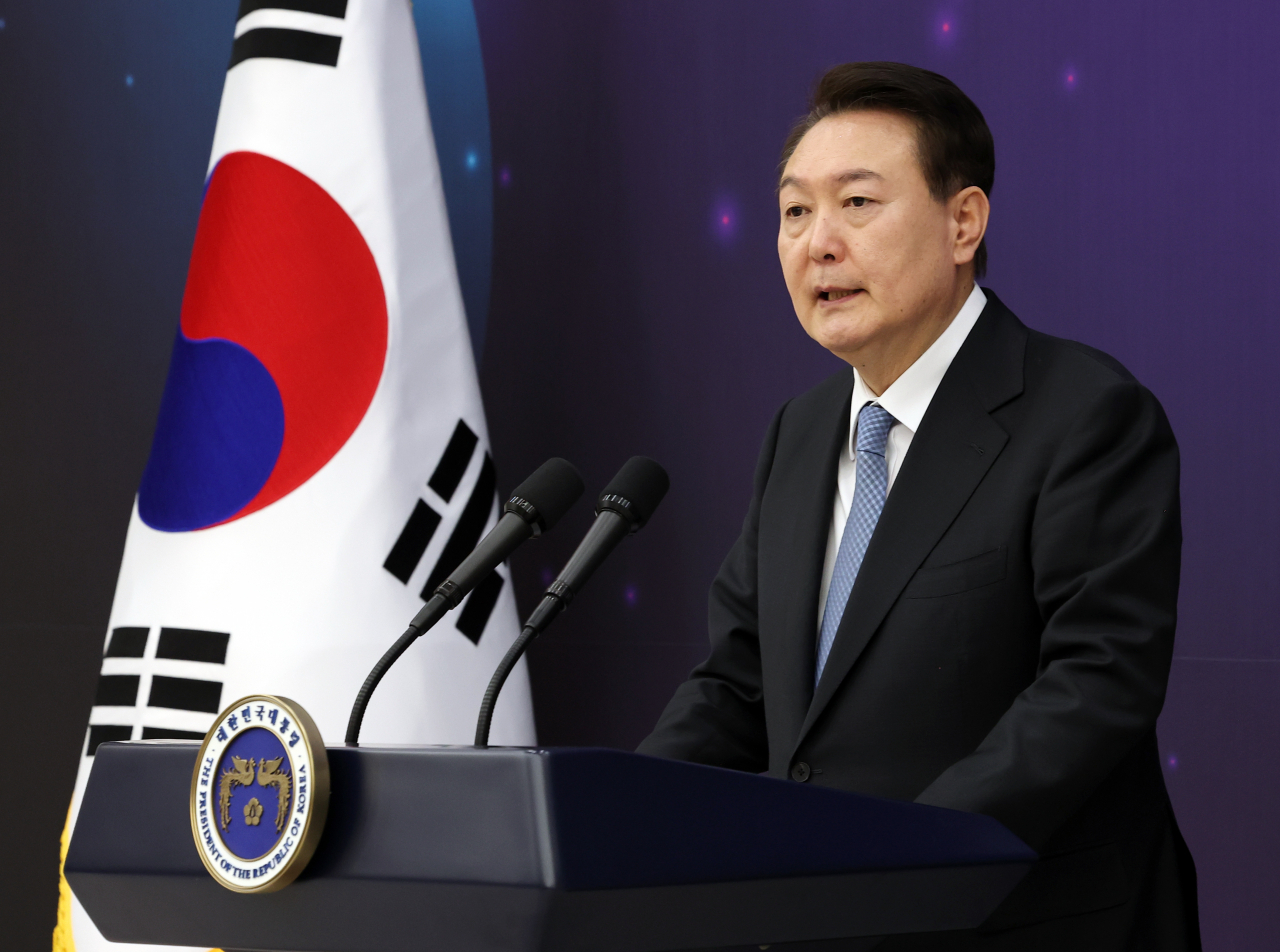 윤석열 대통령이 지난 21일 서울 용산 대통령실 청사에서 열린 ‘꿈과 도전의 뉴스페이스 시대, 우주경제 개척자와의 대화’에서 발언하고 있다. [연합]