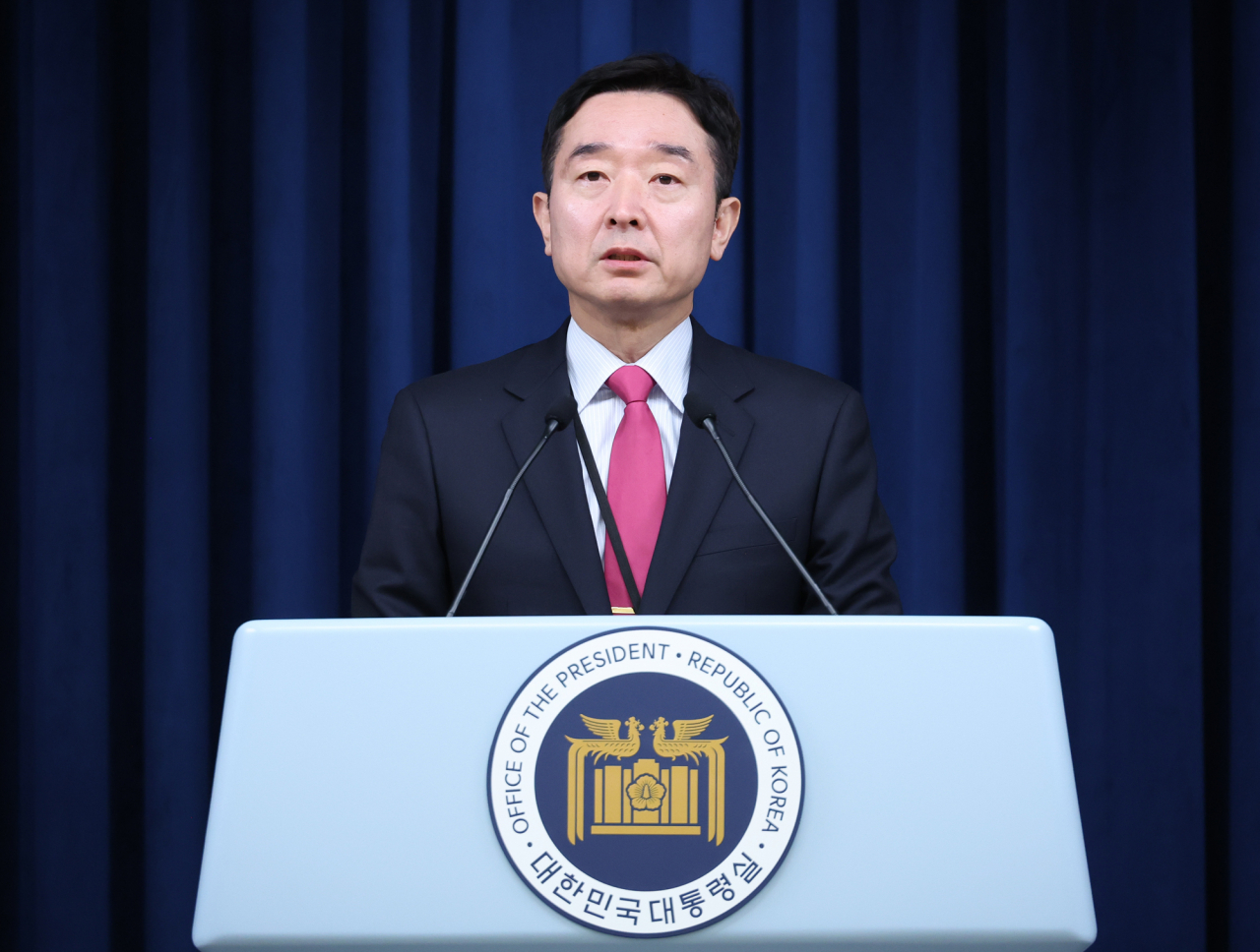 이도운 대통령실 대변인이 26일 서울 용산 대통령실 청사에서 열린 현안 브리핑에서 국가수사본부장 검증 관련 대통령실의 입장을 밝히고 있다. [연합]