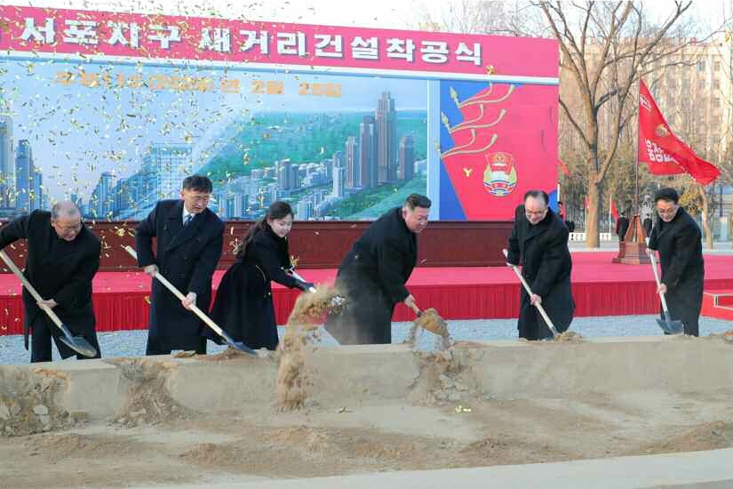북한 노동당 기관지 노동신문이 26일 김정은 국무위원장과 딸 김주애가 평양 서포지구 건설 착공식에 참석했다고 보도한 가운데 국내 전문가들 사이에서 김주애 후계자론을 둘러싼 논쟁이 뜨거워지고 있다. 김 위원장과 김주애가 고위인사들과 함께 착공식에서 첫삽을 뜨고 있다. [평양 노동신문=뉴스1]