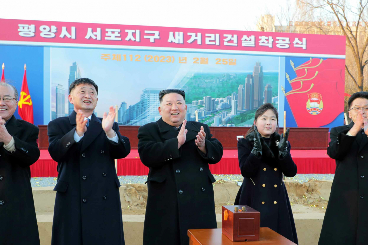 북한 노동당 기관지 노동신문이 26일 김정은 국무위원장과 딸 김주애가 평양 서포지구 건설 착공식에 참석했다고 보도한 가운데 국내 전문가들 사이에서 김주애 후계자론을 둘러싼 논쟁이 뜨거워지고 있다. 김 위원장과 김주애가 착공식에서 북한 고위인사들과 함께 박수를 치고 있다. [평양 노동신문=뉴스1]