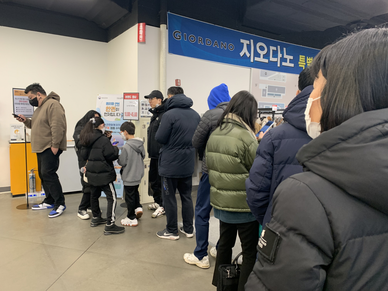25일 서울 마포구 이마트 마포점. 매장 문이 열리기 전부터 위스키를 구매하기 위해 대기 줄을 선 사람들. 이정아 기자