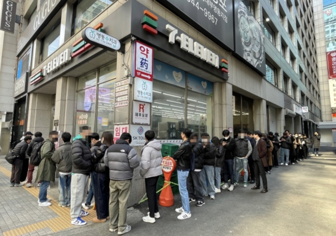 23일 오전 11시께 서울 중구 세븐일레븐 소공점 앞. 위스키를 사기 위해 모여든 사람들. [헤럴드경제DB]