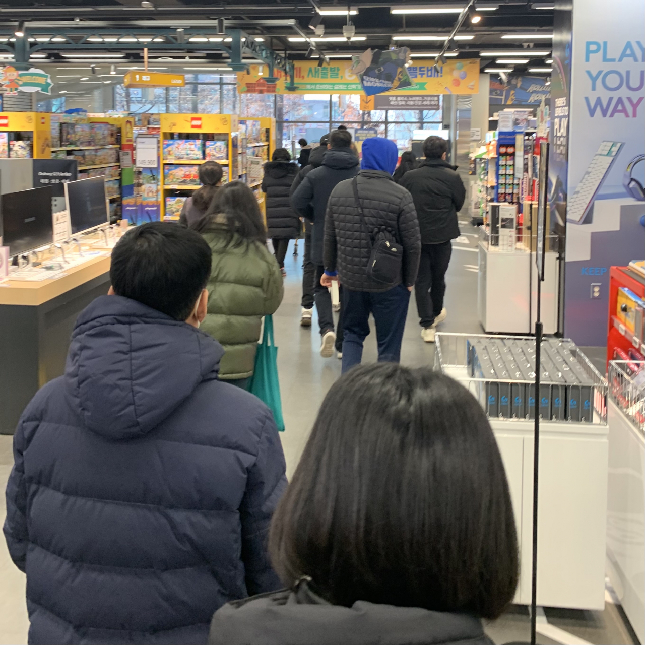 25일 서울 마포구 이마트 마포점. 매장 문이 열리자마자 지하 1층 주류 코너로 이동하는 소비자들. 이정아 기자