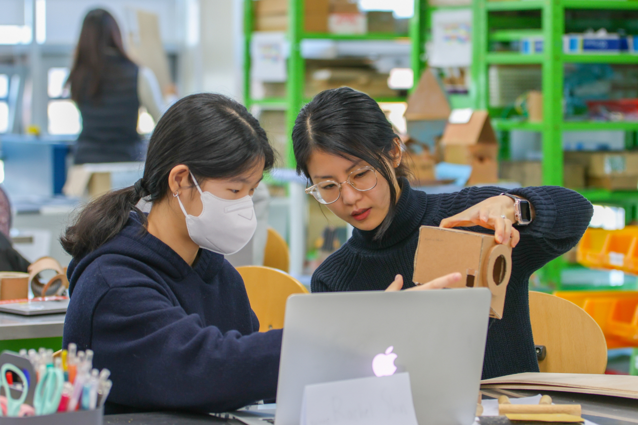 A student and teacher engage in Maker Education project in Seoul International School. (Seoul International School)