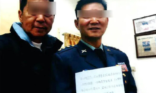 전쟁이 나면 중국에 투항하겠다는 서약서를 들고 있는 샹더언(오른쪽) 전 대만 육군 상교. [대만 중앙통신 영상 캡처]