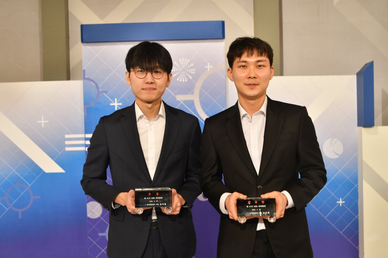 우승한 신진서 9단(왼쪽)과 준우승한 박정환 9단.[한국기원 제공]