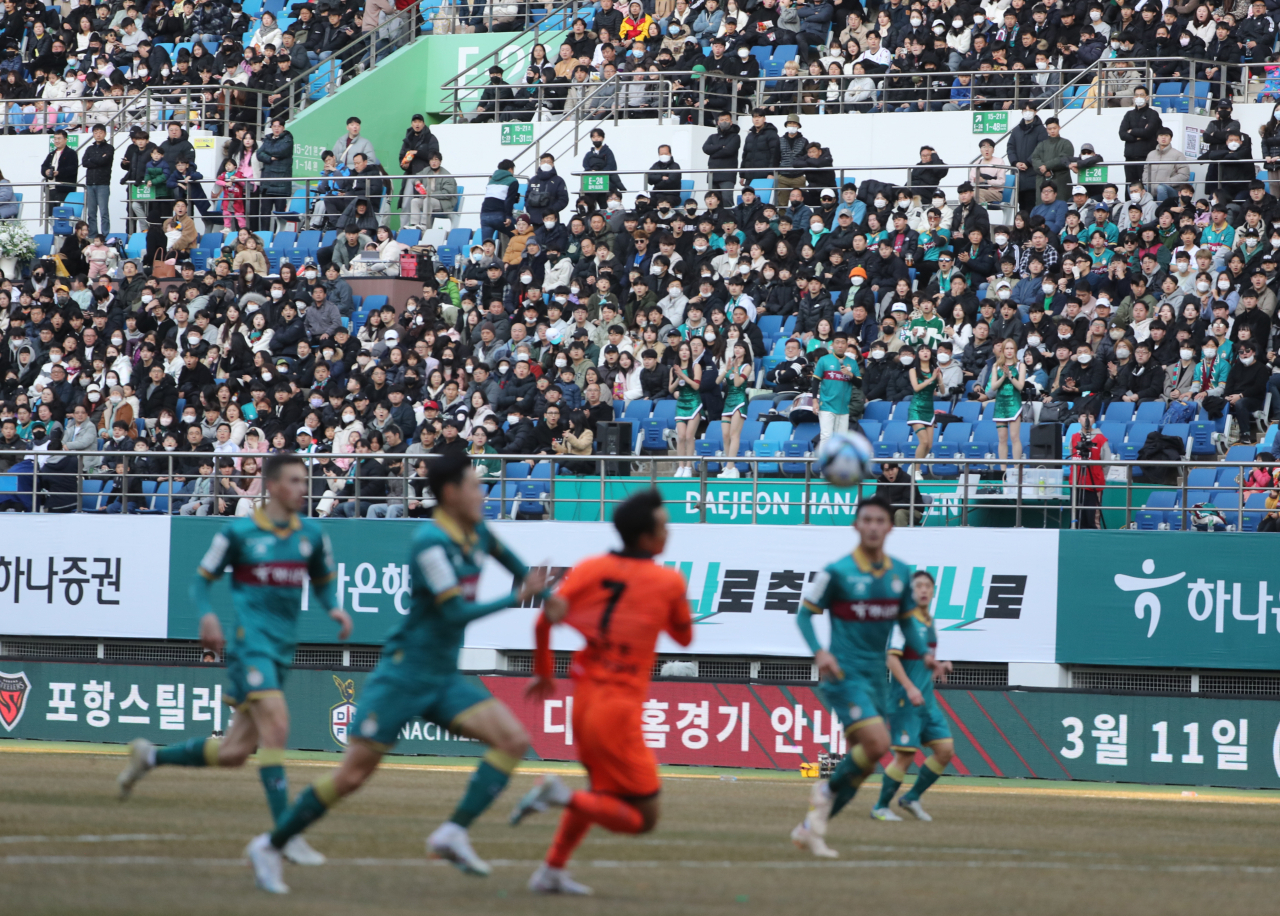 대전과 강원의 경기가 펼쳐진 대전월드컵경기장이 관중들로 가득하다. 연합뉴스