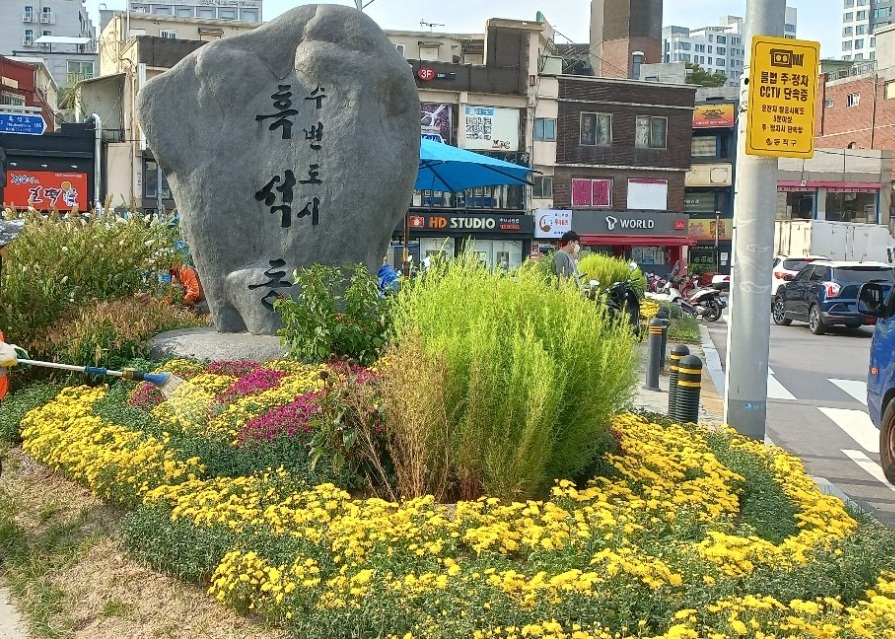 동작구 흑석로에 지난해 설치한 테마화단. [동작구 제공]