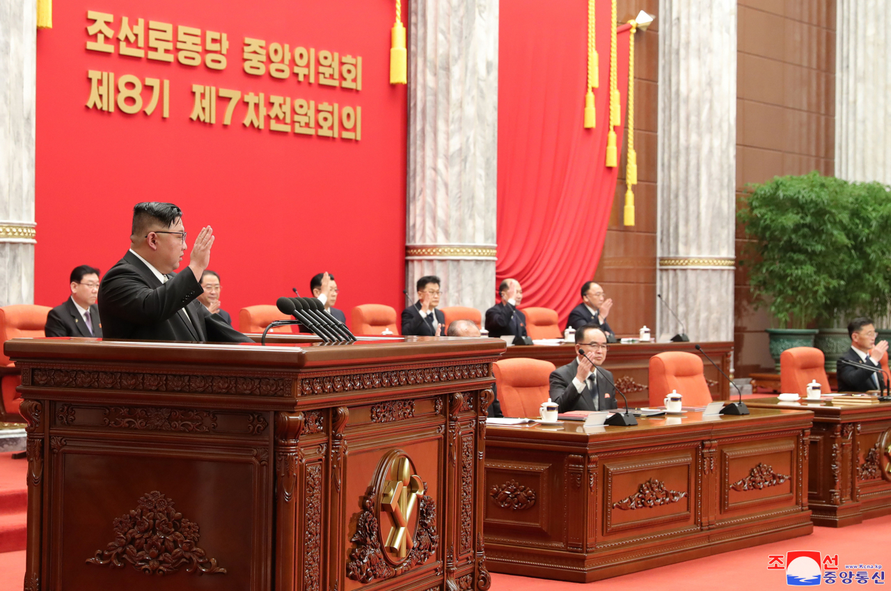 북한이 노동당 중앙위원회 제8기 제7차 전원회의 확대회의를 열어 농사 문제를 논의했다. 조선중앙통신은 지난 26일 당 중앙위 본부청사에서 제8기 제7차 전원회의 확대회의가 소집됐다고 27일 보도했다. 김정은 국무위원장이 회의에 참석해 사회를 맡았다. [국내에서만 사용가능. 재배포 금지. For Use Only in the Republic of Korea. No Redistribution] 연합뉴스