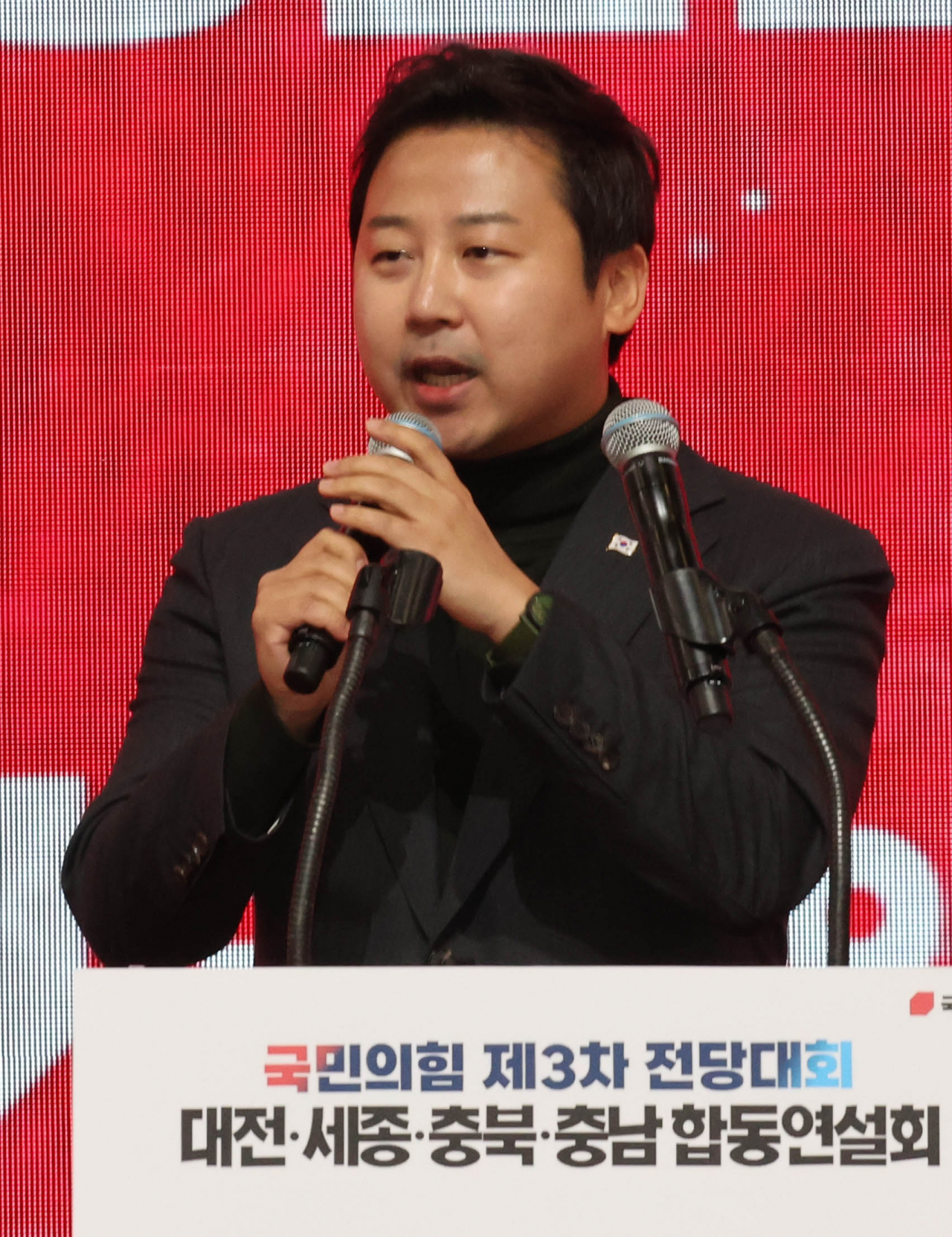 장예찬 국민의힘 청년최고위원 후보가 21일 대전시 동구 대전대학교맥센터에서 열린 '힘내라! 대한민국 - 국민의힘 제3차 전당대회 대전·세종·충북·충남 합동연설회'에서 정견발표를 하고 있다. [연합]