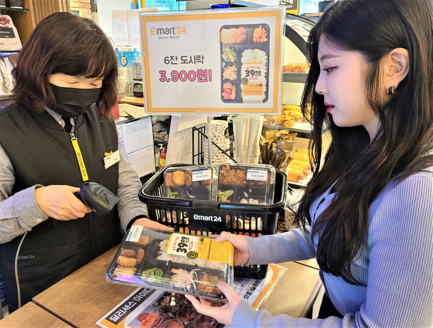 서울 성동구 성수동에 위치한 이마트24 매장에서 고객이 ‘39도시락’ 상품을 구매하고 있다. [이마트24 제공]