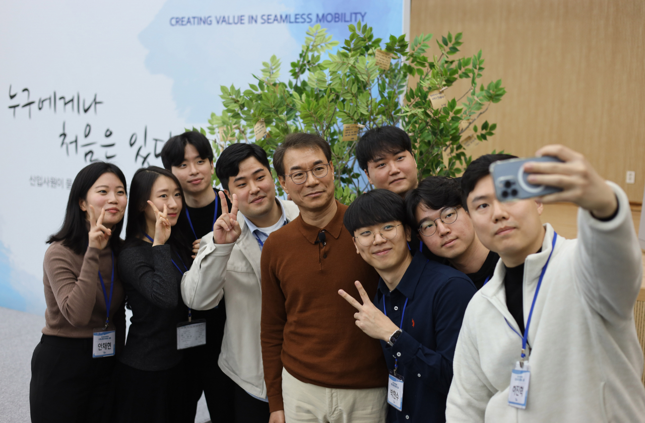 정재욱(가운데) 현대위아 사장이 지난 24일 경상남도 창원시 현대위아 이룸재에서 신입사원들과 기념사진을 찍고 있다. [현대위아 제공]