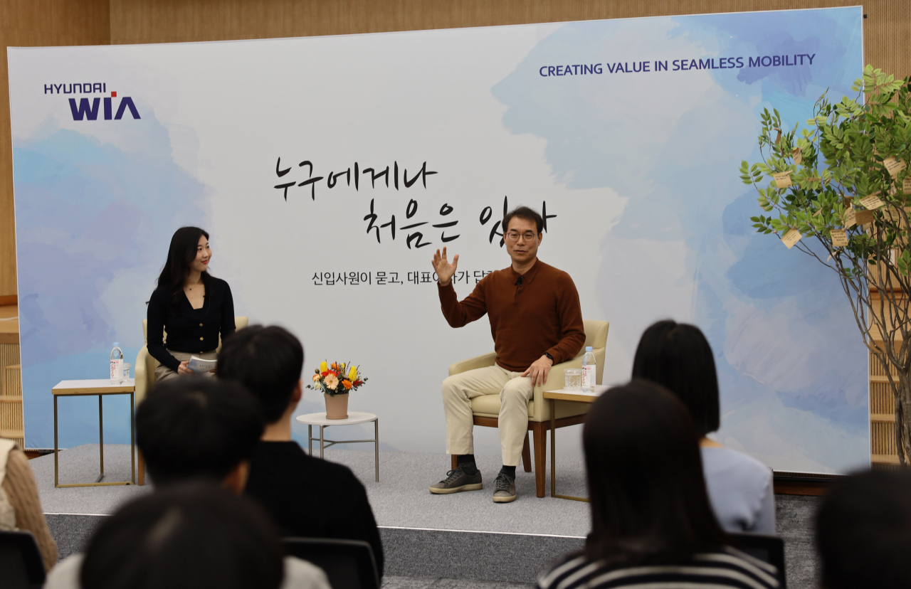 정재욱(오른쪽 두번째) 현대위아 사장이 지난 24일 경상남도 창원시 현대위아 이룸재에서 신입사원들의 질문에 답하고 있다. [현대위아 제공]