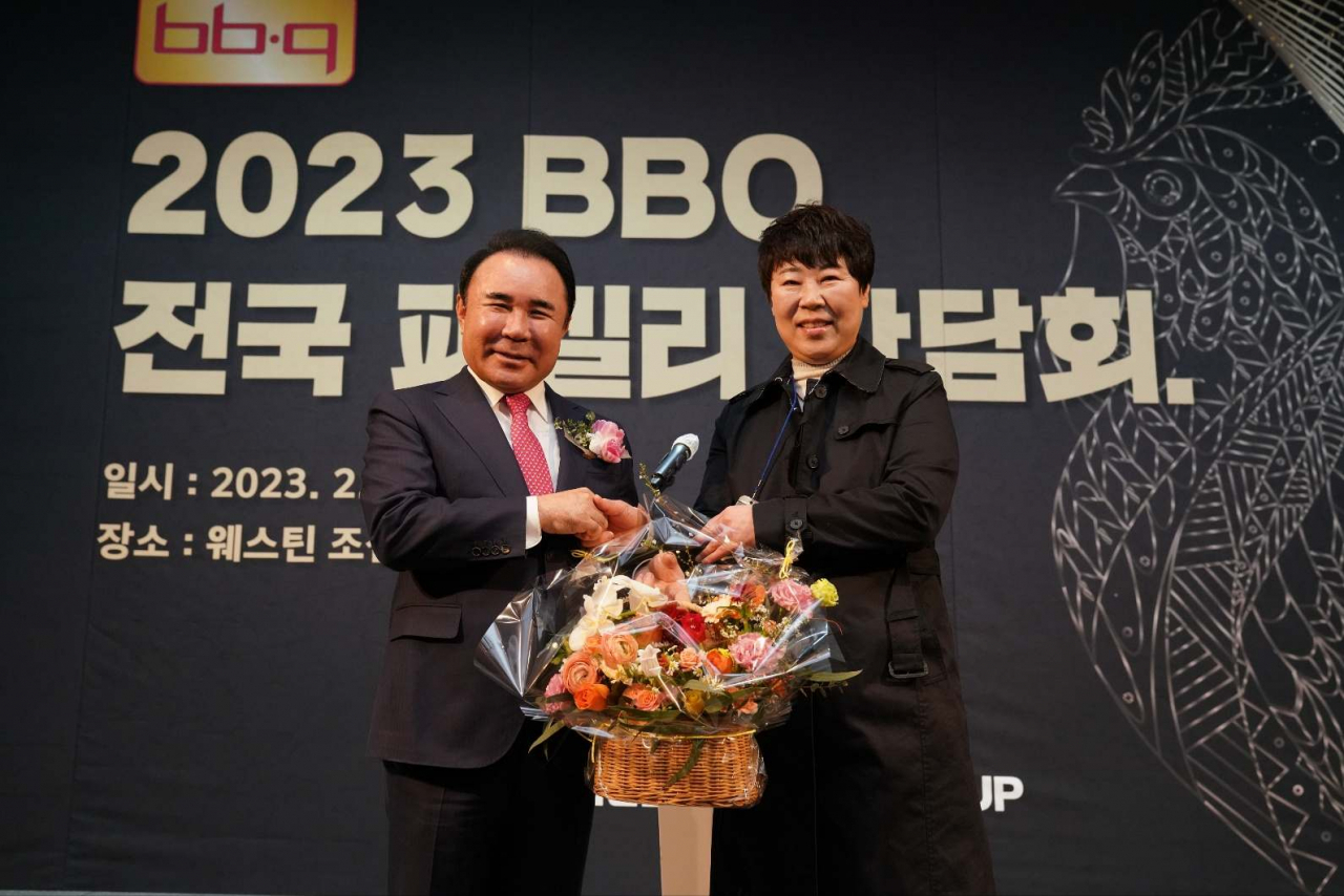 윤홍근 제너시스BBQ 그룹 회장이 전국 패밀리 간담회에서 부산 지역의 패밀리와 인사를 하고 있다. [제너시스BBQ그룹 제공]