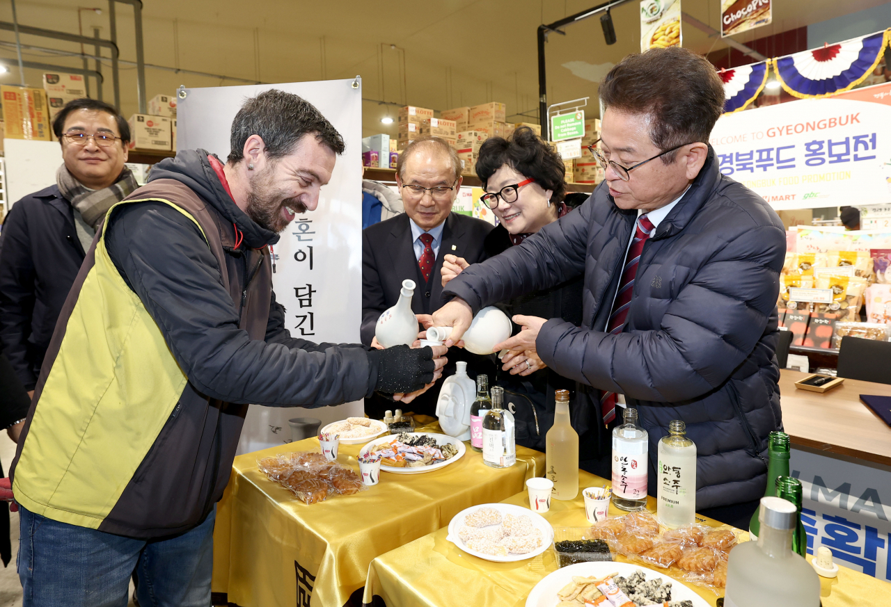 경북도-H마트 MOU체결 및 판촉행사 모습.[경북도 제공]
