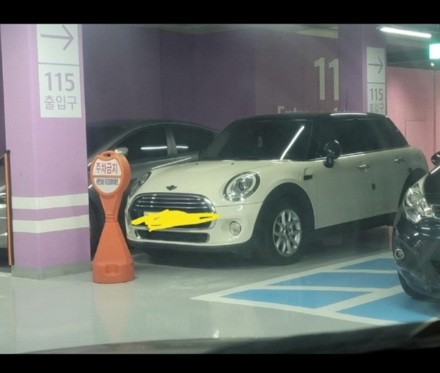 대전 한 아파트의 지하주차장 출입구에 BMW 미니가 세워져 있는 모습.[온라인 커뮤니티]