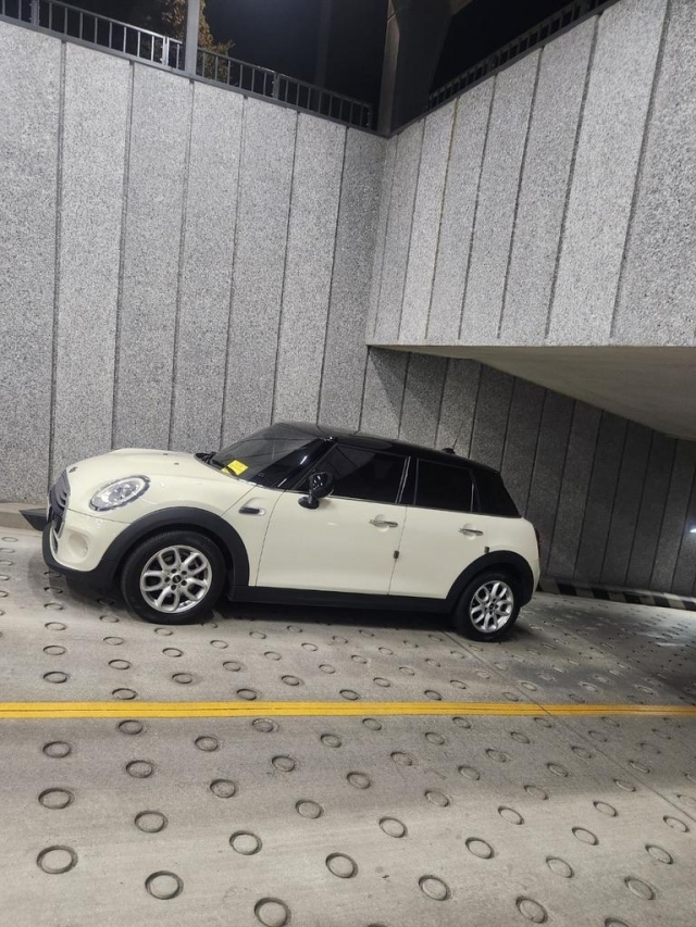 대전 한 아파트의 지하주차장 출입구에 BMW 미니가 세워져 있는 모습. [온라인 커뮤니티]