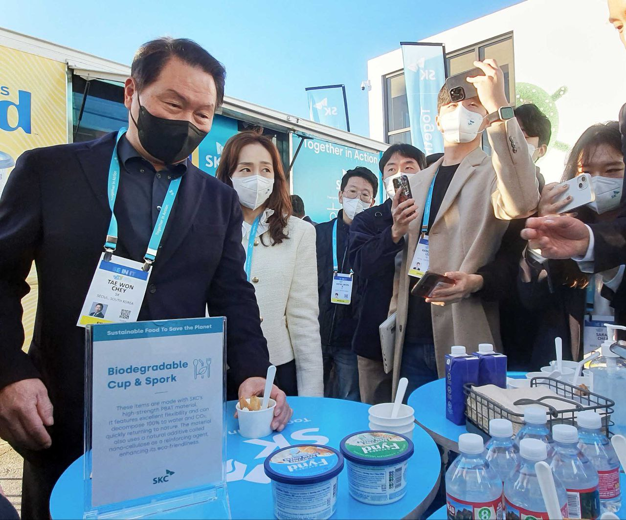 CES 2023에서 대체유 아이스크림 푸드트럭에 방문한 최태원 SK그룹 회장 [SK 제공]