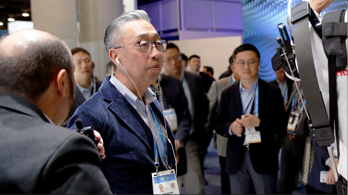 박지원 두산그룹 부회장이 미국 CES 2020 당시 글로벌 모빌리티 기업 전시관을 방문한 모습 [두산 제공]