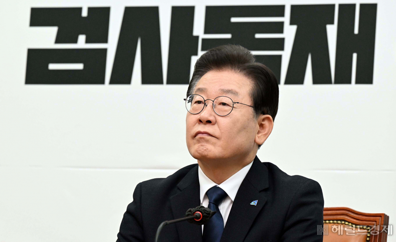 더불어민주당 이재명 대표가 27일 서울 여의도 국회에서 열린 최고위원회의에서 박홍근 원내대표의 모두발언을 듣고 있다. 이상섭 기자