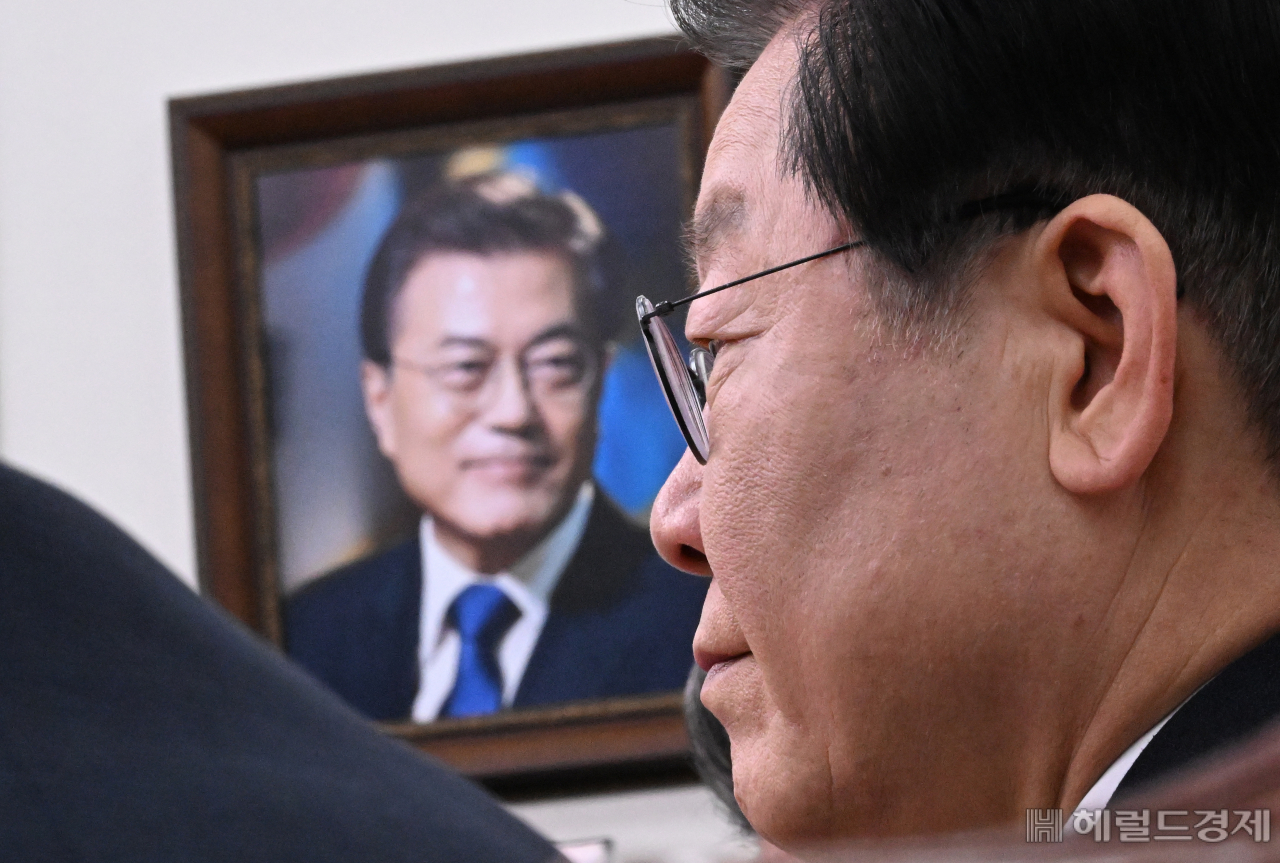 더불어민주당 이재명 대표가 27일 서울 여의도 국회에서 열린 최고위원회의에서 박홍근 원내대표의 모두발언을 듣고 있다. 이상섭 기자