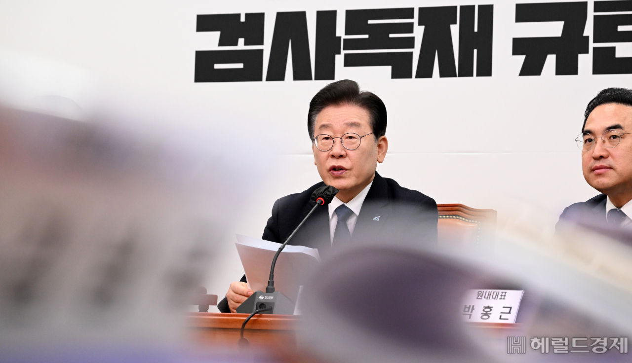 더불어민주당 이재명 대표가 27일 서울 여의도 국회에서 열린 최고위원회의에서 모두발언하고 있다. 이상섭 기자