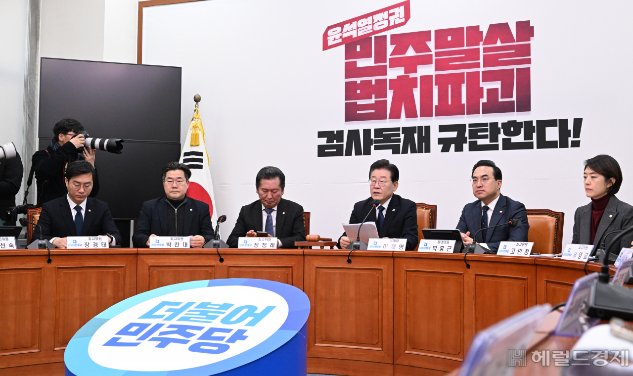 더불어민주당 이재명 대표가 27일 서울 여의도 국회에서 열린 최고위원회의에서 모두발언하고 있다. 이상섭 기자