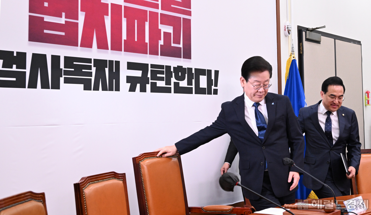 더불어민주당 이재명 대표가 27일 서울 여의도 국회에서 열린 최고위원회의에 참석하고 있다. 이상섭 기자