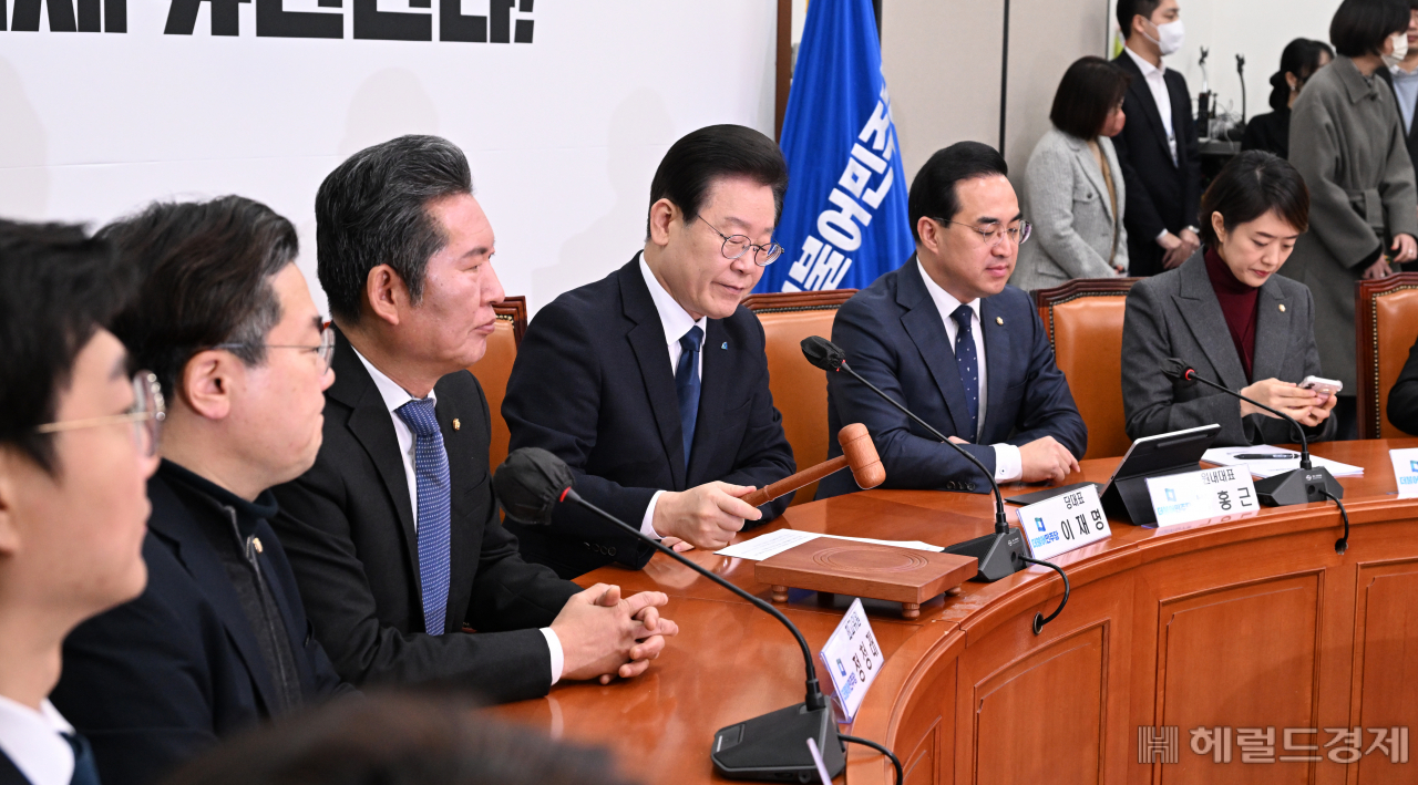 더불어민주당 이재명 대표가 27일 서울 여의도 국회에서 열린 최고위원회의에서 의사봉을 두드리고 있다. 이상섭 기자