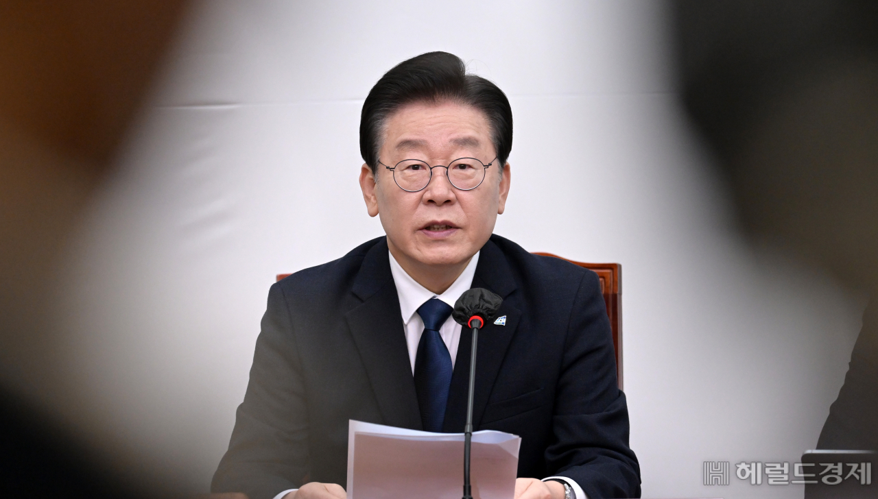 더불어민주당 이재명 대표가 27일 서울 여의도 국회에서 열린 최고위원회의에서 모두발언하고 있다. 이상섭 기자