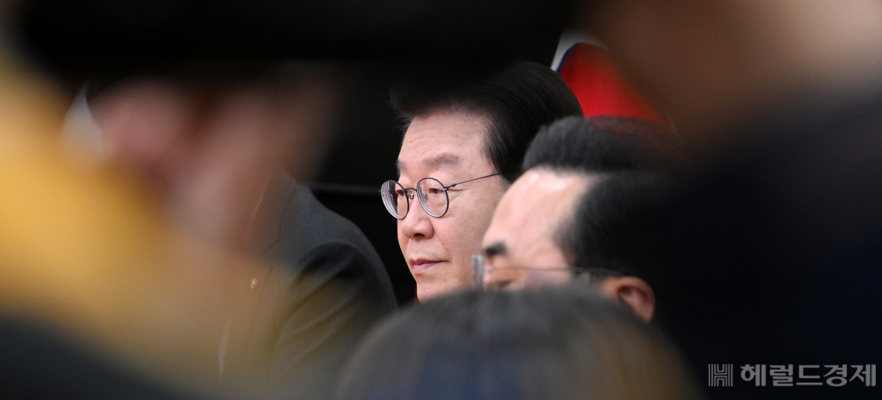 더불어민주당 이재명 대표가 27일 서울 여의도 국회에서 열린 최고위원회의에서 박홍근 원내대표의 모두발언을 듣고 있다. 이상섭 기자