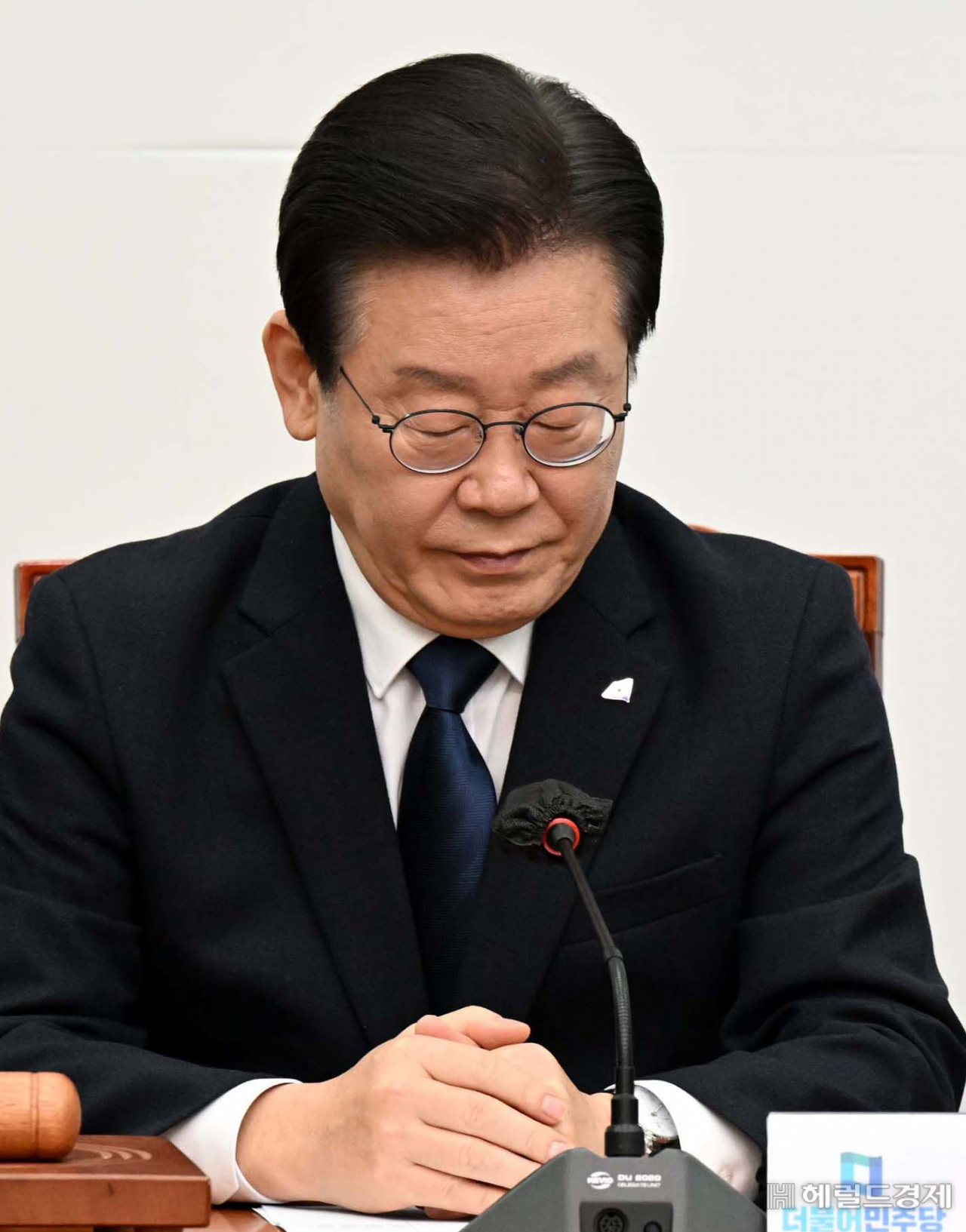 더불어민주당 이재명 대표가 27일 서울 여의도 국회에서 열린 최고위원회의에서 박홍근 원내대표의 모두발언을 듣고 있다. 이상섭 기자