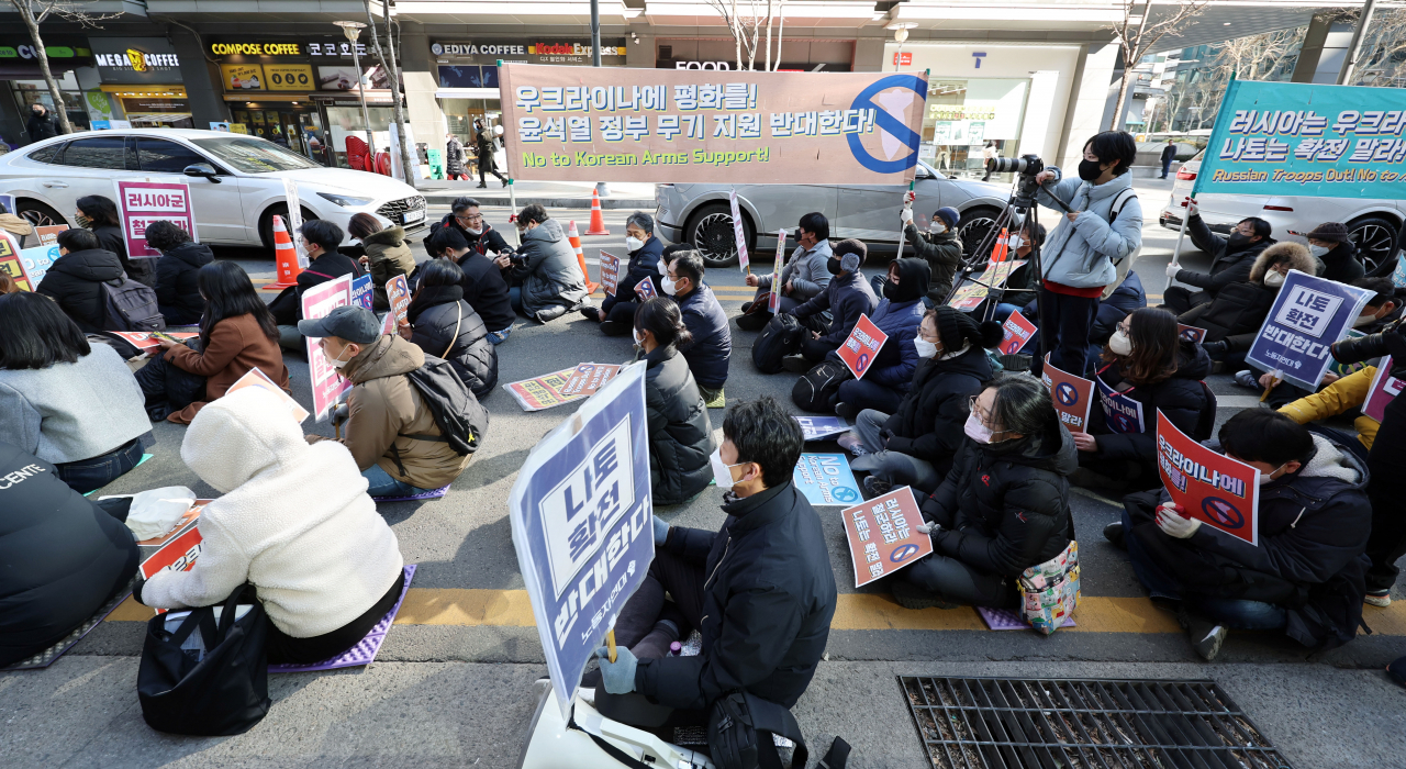 지난 25일 오후 서울 종로구 D타워 앞에서 열린 우크라이나 침공 전쟁 반대 집회에서 노동자연대와 참석자들이 손팻말을 들고 있다(사진은 기사 내용과 관련 없음). [연합]