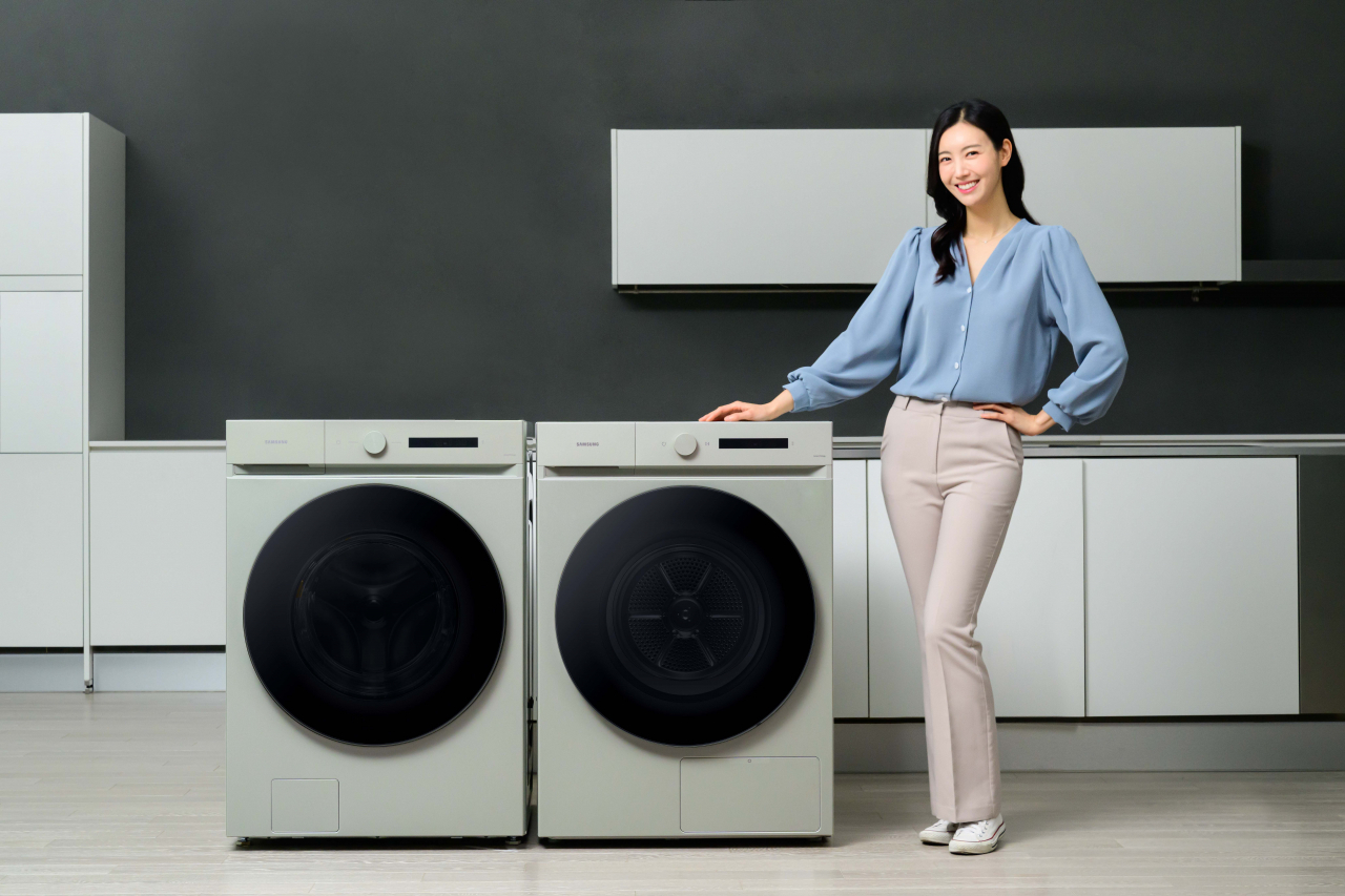 삼성전자 모델이 친환경과 인공지능(AI) 기능이 대폭 강화된 비스포크 그랑데 AI 세탁기와 건조기 신제품을 소개하고 있는 모습.[삼성전자 제공]