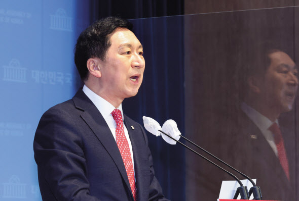 김기현 국민의힘 당 대표 후보가 26일 오전 서울 여의도 국회 소통관에서 기자회견을 열고 수사의뢰 의사를 밝히고 있다. [연합]