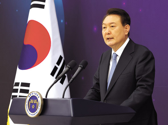 윤석열 대통령이 지난 21일 서울 용산 대통령실 청사에서 열린 ‘꿈과 도전의 뉴스페이스 시대, 우주경제 개척자와의 대화’에서 발언하고 있는 모습. [연합]